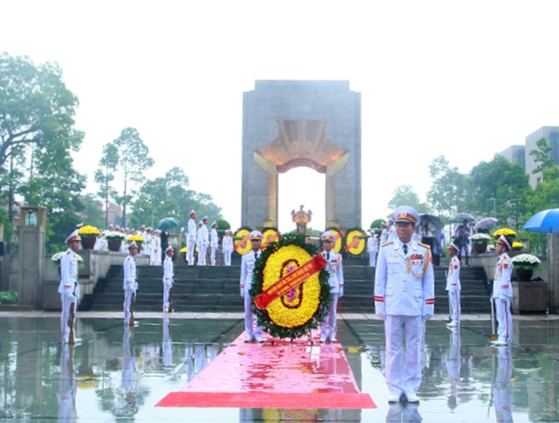 [ẢNH] Lãnh đạo Đảng, Nhà nước và TP Hà Nội dâng hương tưởng niệm các anh hùng, liệt sỹ